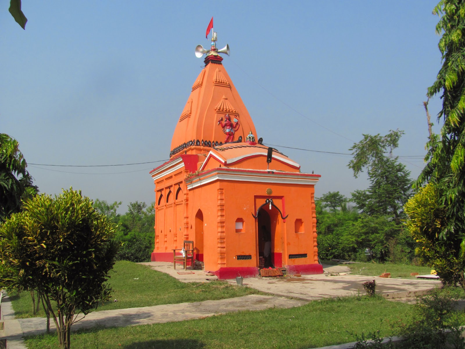 Front and side view of Kandaha Sun Temple beneath a clear sky